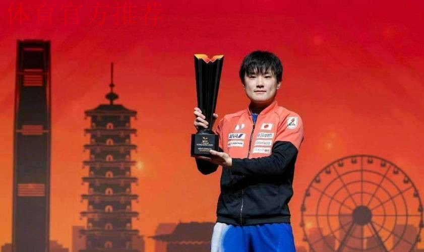 冠军合影！王曼昱表情严肃没笑，张本智和窘态百出，英文感谢香港球迷